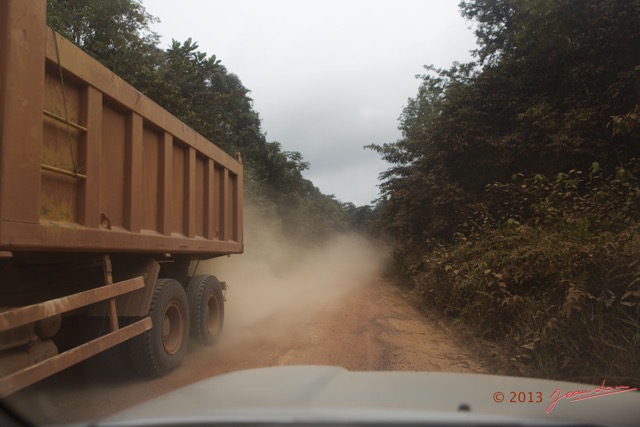 028 Route Franceville Okondja Camion et Poussiere 13E5K3IMG_93990wtmk.jpg