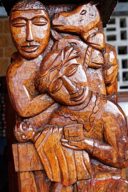 091 Saint-Michel de NKEMBO 2 Poteau Sculpte avec Scene Biblique 20E80DIMG_201228145953_DxOwtmk 150k.jpg