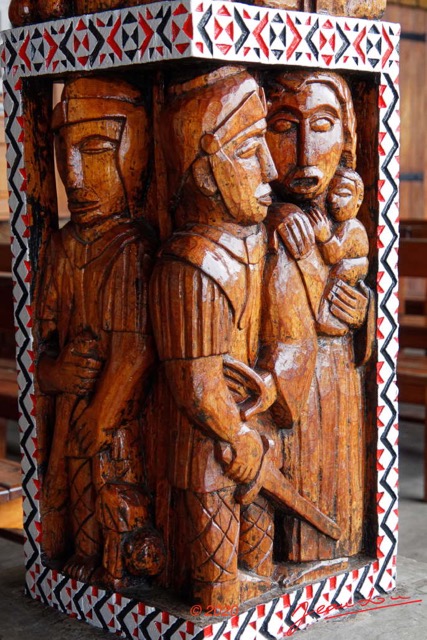 093 Saint-Michel de NKEMBO 2 Poteau Sculpte avec Scene Biblique 20E80DIMG_201228145951_DxOwtmk 150k.jpg