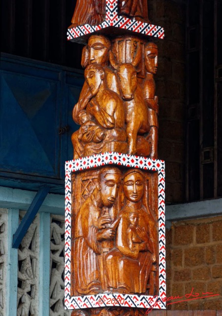 096 Saint-Michel de NKEMBO 2 Poteau Sculpte avec Scene Biblique 20E80DIMG_201228145920_DxOwtmk 150k.jpg