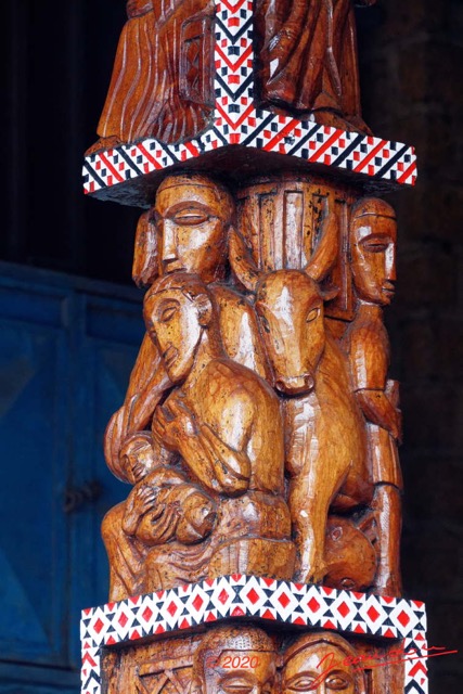 097 Saint-Michel de NKEMBO 2 Poteau Sculpte avec Scene Biblique 20E80DIMG_201228145918_DxOwtmk 150k.jpg