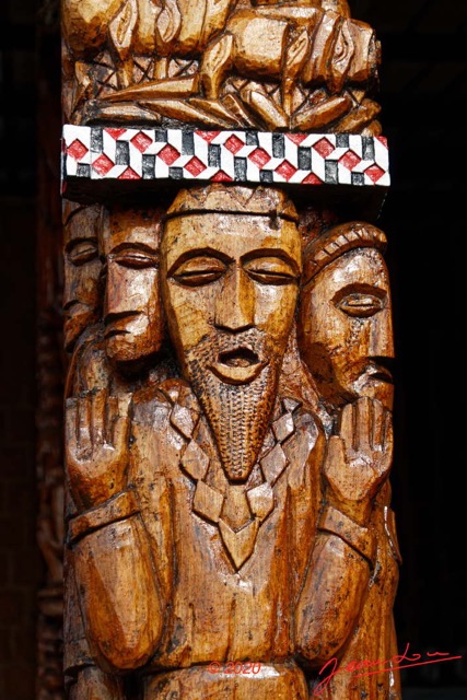 100 Saint-Michel de NKEMBO 2 Poteau Sculpte avec Scene Biblique 20E80DIMG_201228145906_DxOwtmk 150k.jpg