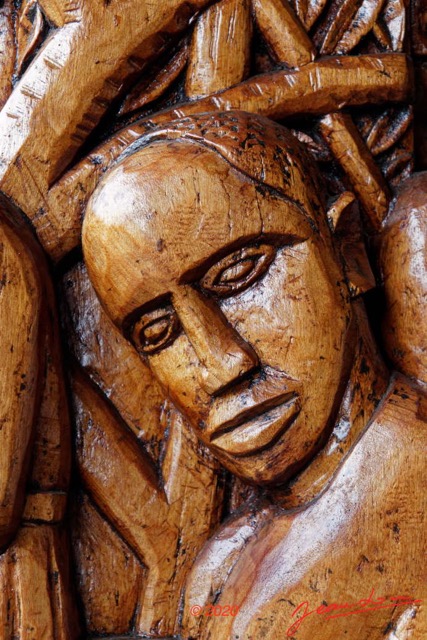 112 Saint-Michel de NKEMBO 2 Poteau Sculpte avec Scene Biblique 20E80DIMG_201228146046_DxOwtmk 150k.jpg