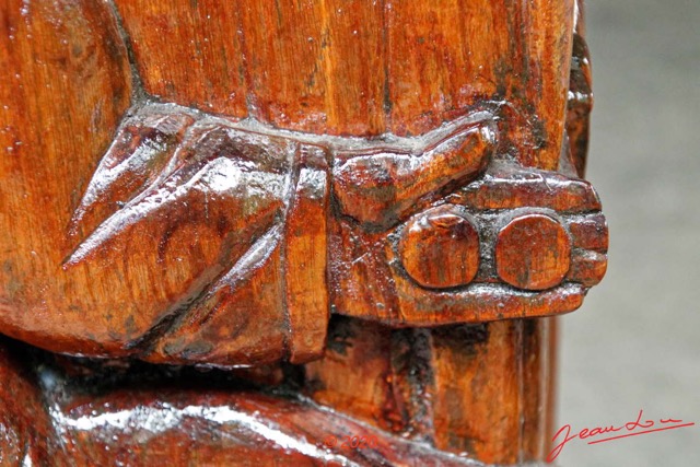 146 Saint-Michel de NKEMBO 2 Poteau Sculpte avec Scene Biblique 20E80DIMG_201228146201_DxOwtmk 150k.jpg