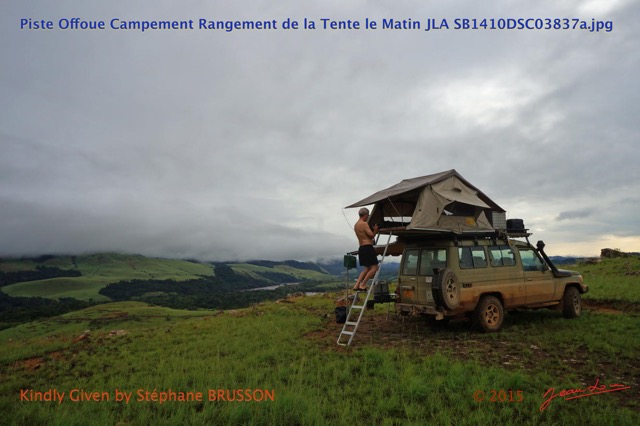 174 Piste Offoue Campement Rangement de la Tente le Matin JLA SB1410DSC03837awtmk.JPG