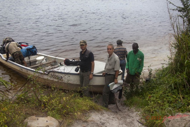 005 LOANGO Riviere Rembo Ngove Depart en Pirogue avec Julien et JLA 12E5K2IMG_78456wtmk.jpg