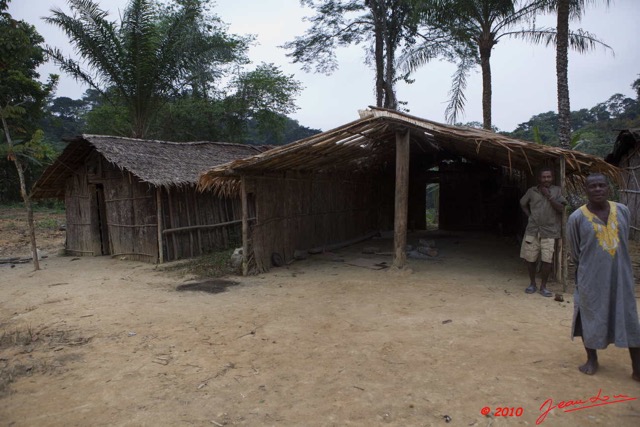 142 MOUKALABA Chaillu Village Boutoumbi Cases Typiques 10E5K2IMG_63614wtmk.jpg