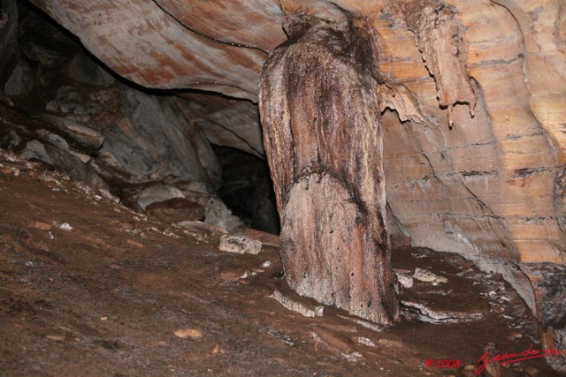 033 Grotte LIHOUMA Cavite avec Stalacmites 8EIMG_18932WTMK.JPG