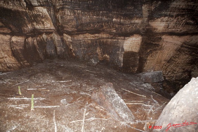 072 Grotte de MBENGA Paroi et Strates 10E5K2IMG_64026wtmk.jpg