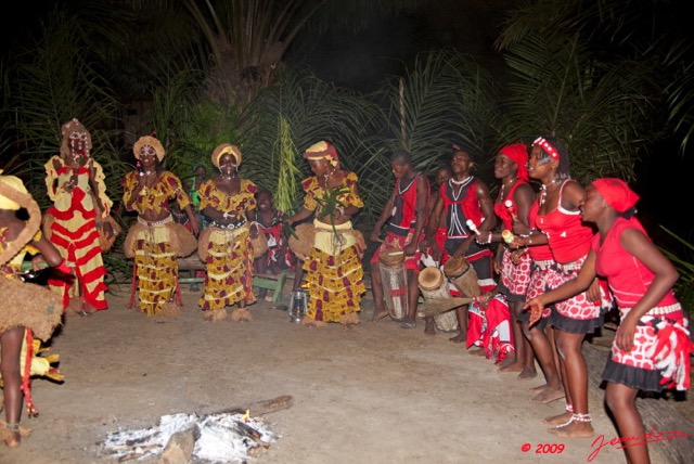 064 BWITI Ndjembe Ceremonie avec Danseuses au Pagne 9E5KIMG_50935wtmk.jpg