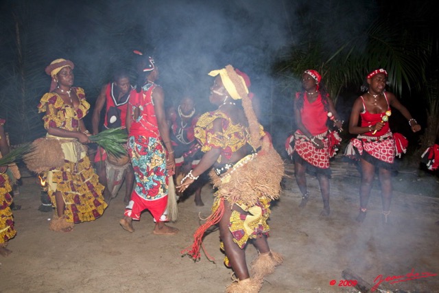 065 BWITI Ndjembe Ceremonie Danseuse au Pagne 9E5KIMG_50948wtmk.jpg