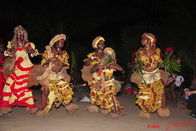 068 BWITI Ndjembe Ceremonie Danseuses au Pagne 9E5KIMG_50973wtmk.jpg