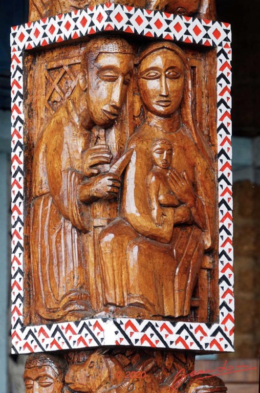 Saint-Michel de NKEMBO 2 Poteau Sculpte avec Scene Biblique 20E80DIMG_201228145917_DxOwtmk 146k-WEB