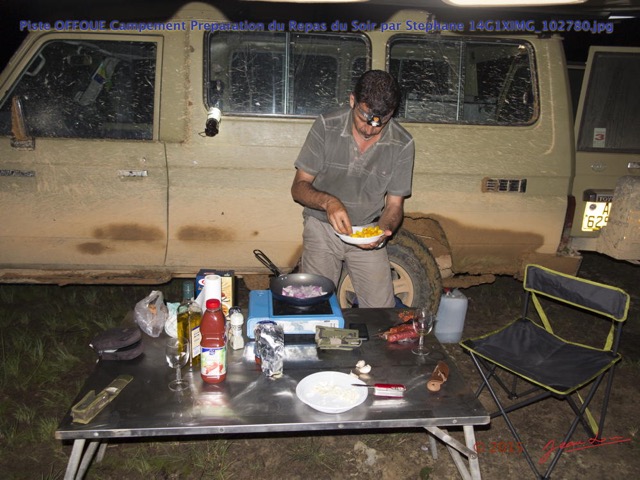 154 Piste OFFOUE Campement Preparation du Repas du Soir par Stephane 14G1XIMG_102780wtmk.JPG