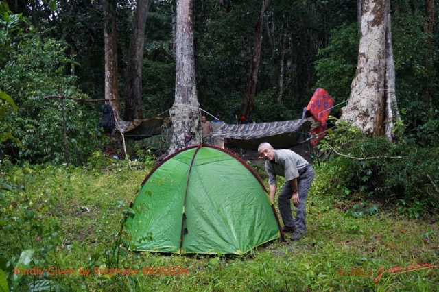 139 Minkebe Riviere Wa Campement 1 JLA Montant la Tente STB DSC00196awtmk.jpg