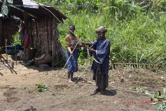 088 BITOUGA le Village Construction Hutte Traditionnelle Pygmee 14E5K3IMG_97898wtmk.jpg