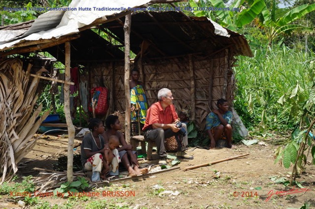 102 Bitouga le Village Construction Hutte Traditionnelle Pygmee Abri et JLA SB14DSC1002868wtmk.jpg