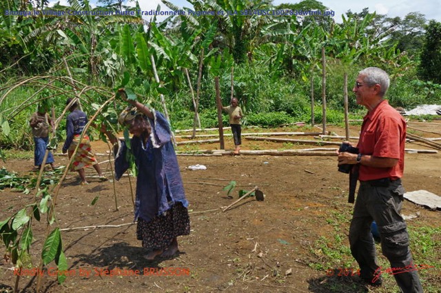 105 Bitouga le Village Construction Hutte Traditionnelle Pygmee et JLA SB14DSC1002830wtmk.jpg