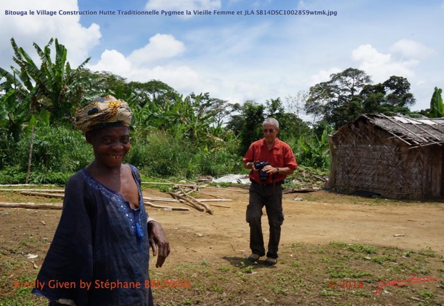 107 Bitouga le Village Construction Hutte Traditionnelle Pygmee la Vieille Femme et JLA SB14DSC1002859wtmk.jpg