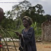 113 BITOUGA le Village Construction Hutte Traditionnelle Pygmee Vieille Femme 14E5K3IMG_97993wtmk.jpg