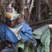 115 BITOUGA le Village Construction Hutte Traditionnelle Pygmee Vieille Femme Preparant les Feuilles 14E5K3IMG_97948wtmk.jpg