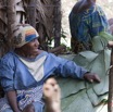 116 BITOUGA le Village Construction Hutte Traditionnelle Pygmee Vieille Femme Preparant les Feuilles 14E5K3IMG_97952wtmk.jpg